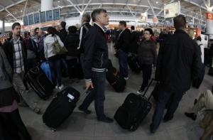 Охранник проявил чудеса реакции, спасая упавшего в аэропорту младенца (ВИДЕО)