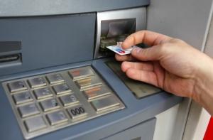 Почти 60% латвийцев не планируют тратить деньги в новогоднюю ночь