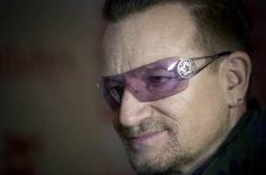 Боно спел на улице Дублина ради бездомных (ВИДЕО)