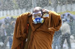 Бунтующих тайцев сдерживают газом и водой (ФОТО)