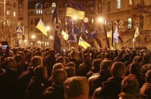 Протестующие в Киеве заблокировали машинами подъезды к Майдану