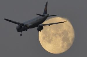 Самолет протаранил здание в аэропорту Йоханнесбурга