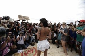 Бразильянки разделись в знак протеста (ФОТО)