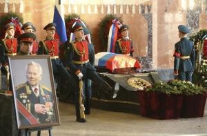 Калашникова похоронили под залпы орудий