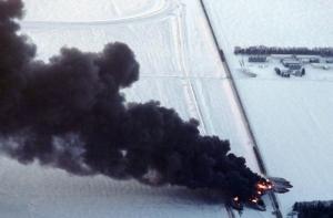 Взрывы и пожар на месте столкновения поездов в США