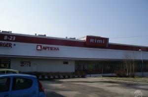 Владелец здания закрыл весь торговый центр на Деглава, 110