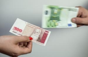 Латвия переходит на евро: возможны перебои в работе банкоматов
