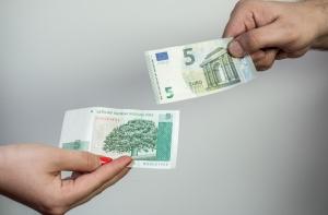 Объем латов в обращении уменьшается