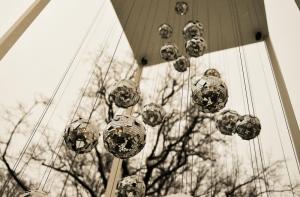 У Дома конгрессов установлена елка погибшей в Золитуде девушки (ФОТО)