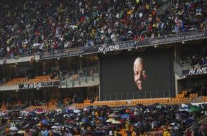 Мир прощается с Нельсоном Манделой (ФОТО)