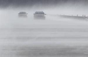 Снег и обледенение осложняют движение транспорта