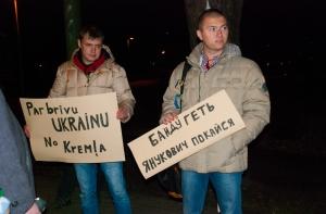 Прямая трансляция с Майдана: Демонстранты возводят баррикады