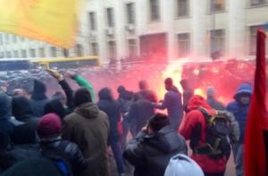 15 милиционеров госпитализированы в ходе столкновений в центре Киева (ВИДЕО)