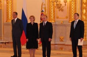 Посол Латвии в России: не помню, какая рука у Путина