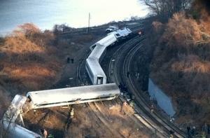 В Нью-Йорке сошел с рельсов пригородный поезд (ФОТО)