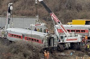 Машинист потерпевшего крушение поезда в Нью-Йорке втрое превысил скорость