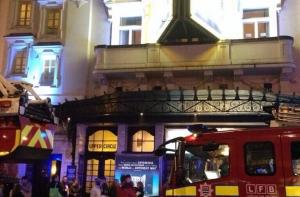 Спасатели эвакуировали всех людей, заблокированных при обрушении в театре в Лондоне