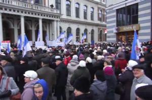 В центре Риги состоялся пикет «за» и «против» Нила Ушакова