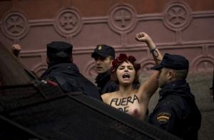 Активистка FEMEN взобралась на алтарь в соборе Кельна