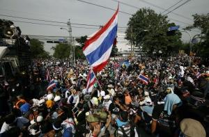 Премьер Таиланда впустит митингующих в Дом правительства