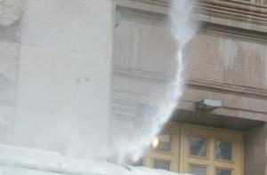 «Беркуту» устроили холодный душ (ФОТО)