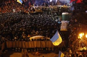 Милиция в Киеве вытесняет протестующих с Майдана