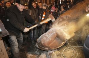 Две трети киевлян осудили снос памятника Ленину