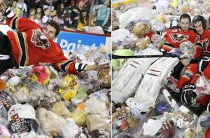 Канадцы забросали хоккеистов медведями (ВИДЕО)