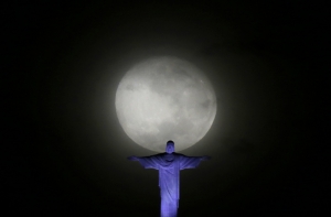 Молния повредила палец статуи Христа-Искупителя в Рио