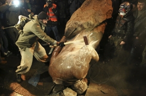 На Украине снесли третий памятник Ленину