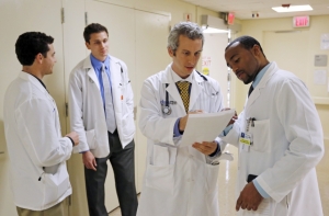 Белые халаты признали источником инфекций