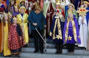 Покалеченная Ангела Меркель на костылях спела с детским хором (ФОТО)