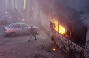 Демонстранты в Киеве сожгли милицейский автобус