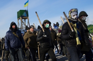 «Майдановцы» отобрали у солдат сотни щитов и шлемов