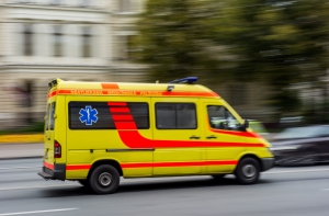 В Риге автомобиль сбил на переходе двух детей