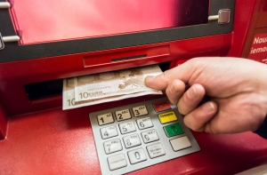 В магазине, возможно, пытались рассчитаться фальшивыми евро