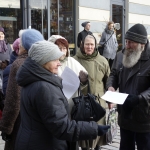 На Ратушной площади снова прошел пикет «за» и «против» Ушакова (ФОТО)