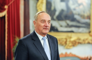 Президент Латвии призывает усыновлять детей
