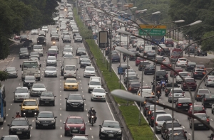 5-летний мальчик выжил после того, как машина проехала по его голове (ВИДЕО)