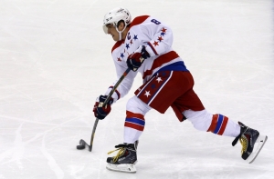 Овечкин забросил шайбу после потери клюшки (ВИДЕО)