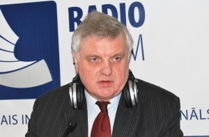 Эксперт назвал правительство Домбровскиса «марионеточным»