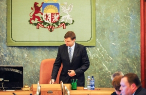 Опрос: главная ошибка Домбровскиса - введение евро