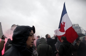 В Париже 19 полицейских получили ранения, более 250 человек задержаны