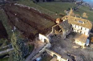 Огромный камень едва не раздавил дом с итальянской семьей (ВИДЕО)