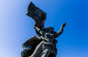 Вчера из-за угрозы взрыва была оцеплена территория у памятника Освободителям