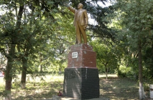 Памятник Ленину под Одессой упал от старости