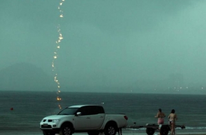 Женщину убило молнией на глазах у детей (ФОТО)