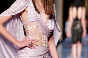 Показ Versace открыл неделю высокой моды в Париже (ФОТО)