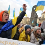 Вокруг администраций Ровно и Львова выстроили баррикады