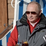 Путин ущипнул китайскую девушку на встрече с волонтерами